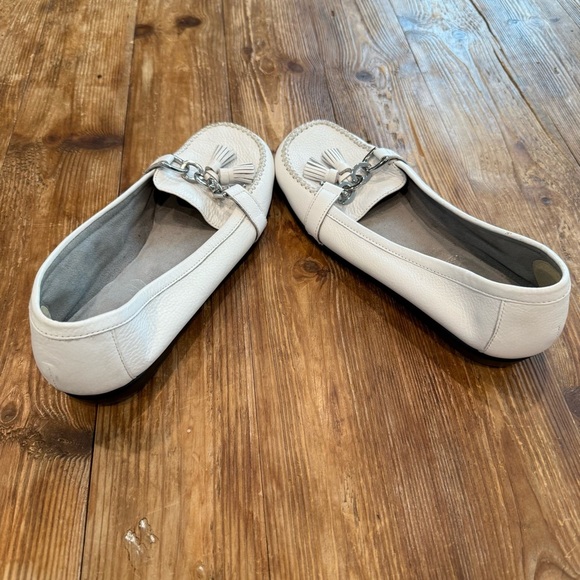 Aerosoles Super Soft White Leather Loafers Tassels &‎ Chain Women’s 9.5 EUC - Picture 4 of 8